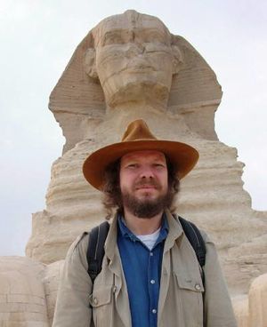 Rober Schoch standing in front of the Sphinx he claims to be much older than Egyptologist have concluded